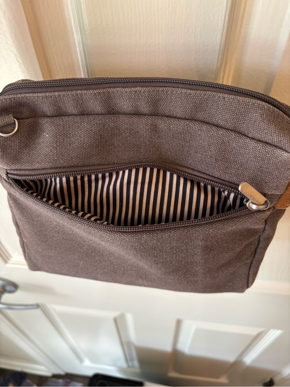 *NWOT* Travelon Brown Canvas Crossbody Bag - Picture 5 of 11
